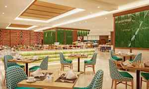 Interiør af en restaurant med dækkede borde og stole samt en buffet med mad i baggrunden. (AI-genereret tekst)