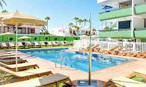 Udendørspool med liggestole og parasoller ved et lejlighedskompleks. (AI-genereret tekst)