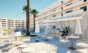 Udendørsområde ved hotel med siddegrupper, parasoller og pool i baggrunden. (AI-genereret tekst)