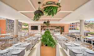 Udendørsrestaurant med dækkede borde og dekorerede planter. (AI-genereret tekst)