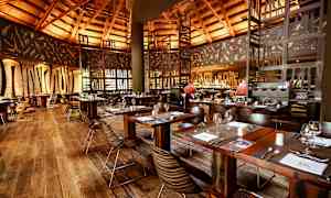 Interiør af en restaurant med træstruktur og møbler. (AI-genereret tekst)