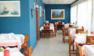 En restaurant med træborde og stole, blå vægge samt dekorationer og malerier. (AI-genereret tekst)