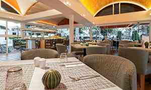 En spisesal med dekorative detaljer placeret på bordene. (AI-genereret tekst)