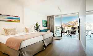 Dobbeltværelse med lys indretning og balkon med udsigt. (AI-genereret tekst)