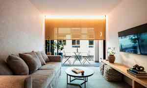 Stue med sofa, sofabord og udsigt til altan. (AI-genereret tekst)