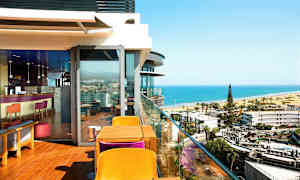 En udendørs servering med udsigt over en strand og havet. (AI-genereret tekst)