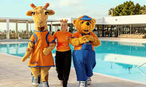 To maskotter, en giraf og en bjørn, ved en pool på et ferieanlæg. (AI-genereret tekst)