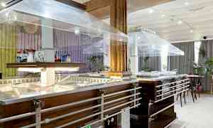 Buffetbord i en restaurant. (AI-genereret tekst)