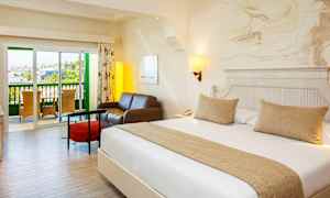 Et hotelværelse med en dobbeltseng, en siddegruppe og en balkon. (AI-genereret tekst)