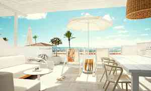 En solrig terrasse med møbler, parasol og udsigt over palmer og havet. (AI-genereret tekst)