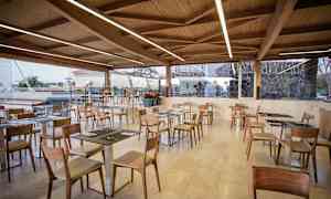 En restaurant med træindretning og glasvinduer. (AI-genereret tekst)