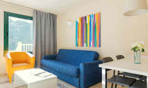 Stue med sofa, lænestol og spisebord. (AI-genereret tekst)