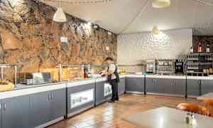 En morgenbuffet i en restaurant med stenvæg og moderne faciliteter. (AI-genereret tekst)