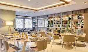 En moderne indrettet spisestue med borde, stole og dekorative elementer. (AI-genereret tekst)