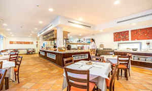 Billede af en rummelig restaurant med dækkede borde og en serveringsdisk. (AI-genereret tekst)