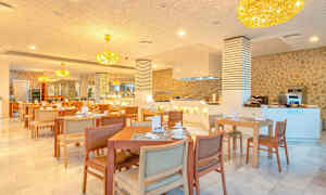 En restaurant med borde og stole, lysekroner i loftet og en serveringsdisk. (AI-genereret tekst)