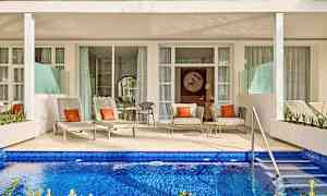 En terrasse med liggestole og siddepladser foran en privat pool. (AI-genereret tekst)