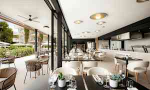 Moderne restaurant med borde og siddepladser både indendørs og udendørs. (AI-genereret tekst)