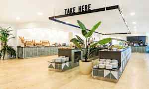 Buffetområde med serveringsborde, madvarer og dekorationer. (AI-genereret tekst)