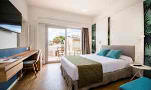 Et lyst og moderne hotelværelse med en stor seng, skrivebord, tv og en altan med siddepladser. (AI-genereret tekst)