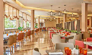 En restaurant med siddepladser, borde og dekorationer. (AI-genereret tekst)