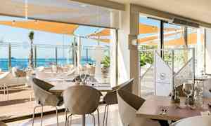 En moderne restaurant med udsigt over havet. (AI-genereret tekst)