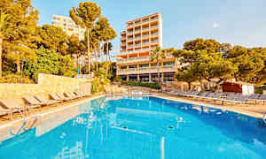 Udendørs pool foran hotelbygning, omgivet af liggestole og grønt. (AI-genereret tekst)