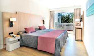 Et hotelværelse med to enkeltsenge, en balkon og moderne indretning. (AI-genereret tekst)