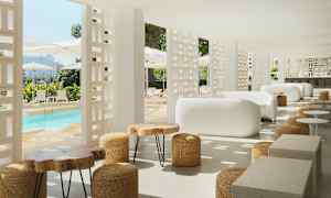 Moderne lounge med hvide sofaer og træborde, med udsigt over en pool og parasoller. (AI-genereret tekst)