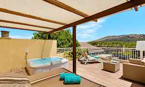 Luftig terrasse med spabad, solsenge og siddeområde under en træpergola. (AI-genereret tekst)