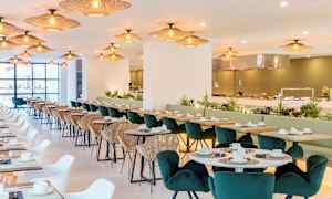 Restaurant med siddepladser, borde og belysning. (AI-genereret tekst)