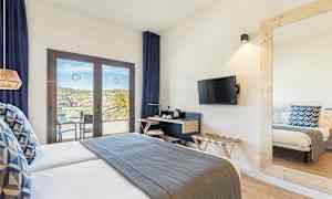 Dobbeltværelse med udsigt mod altan. (AI-genereret tekst)