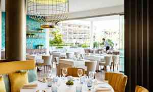 Restaurant med dækkede borde og elegant indretning. (AI-genereret tekst)