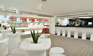 En moderne og stilfuld bar med hvide møbler og interiørdetaljer. (AI-genereret tekst)