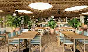 Billede af en elegant restaurant med flettet træpanelloft, store potteplanter og siddepladser med træborde og stole. (AI-genereret tekst)