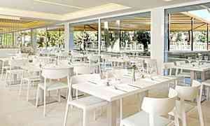 En moderne restaurant med hvide møbler og bordopdækning. (AI-genereret tekst)