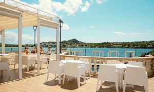 Udendørs servering med udsigt over bugten. (AI-genereret tekst)