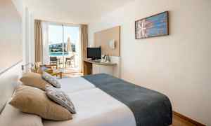 Dobbeltværelse med stor balkon og havudsigt