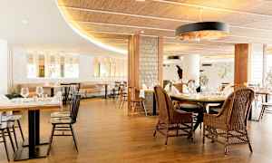 En moderne restaurant med elegante møbler og dækkede borde. (AI-genereret tekst)