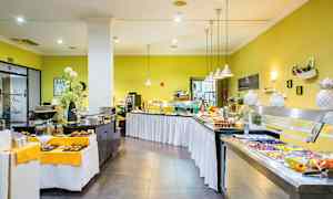 En spisesal med forskellige opstillinger af retter og serveringsstationer. (AI-genereret tekst)