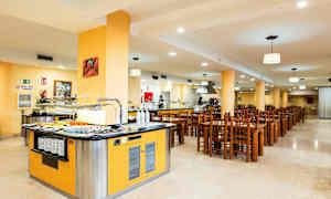 Billede af en spisesal med træmøbler og buffetstation. (AI-genereret tekst)