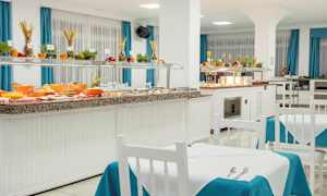 Restaurantbuffet med mad og siddepladser. (AI-genereret tekst)