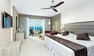 Dobbeltværelse med moderne indretning, havudsigt fra altan. (AI-genereret tekst)