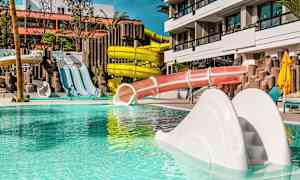 En vandpark med flere vandrutsjebaner og en swimmingpool. (AI-genereret tekst)