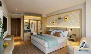 Moderne og indbydende dobbeltværelse med indretning i lyse trædetaljer og bløde farver. (AI-genereret tekst)