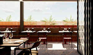 En udendørsrestaurant med borde og stole, med en trævæg og udsigt til palmer under en klar himmel. (AI-genereret tekst)