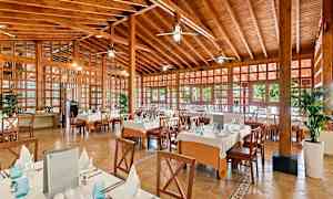 En restaurant med træindretning, dækkede borde og stole. (AI-genereret tekst)