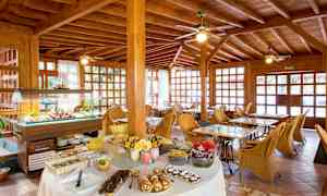 En spiseområde med buffetbord og fletmøbler. (AI-genereret tekst)