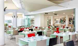 Restaurant med dækkede borde og farverige stole. (AI-genereret tekst)