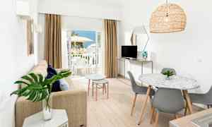 Lyst indrettet lejlighed med åben planløsning og balkon med udsigt. (AI-genereret tekst)